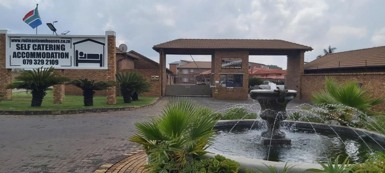 Rudman Townhouses - Or Tambo Airport ボックスバーグ エクステリア 写真