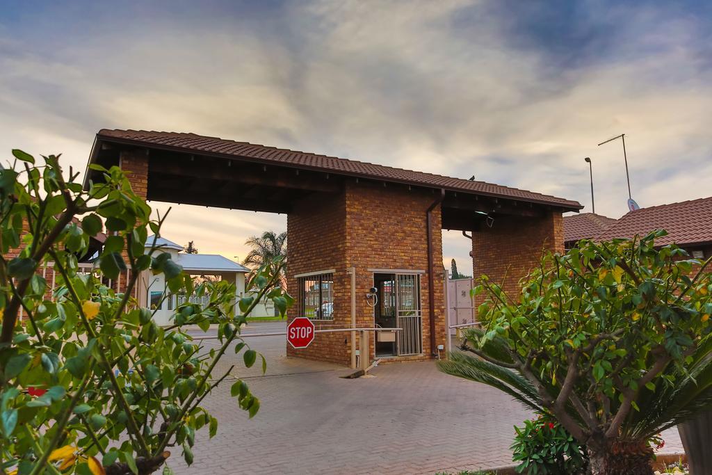 Rudman Townhouses - Or Tambo Airport ボックスバーグ エクステリア 写真