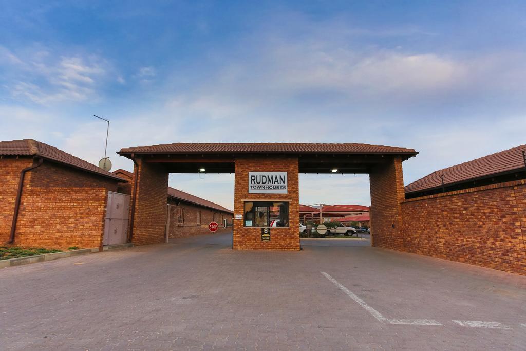 Rudman Townhouses - Or Tambo Airport ボックスバーグ エクステリア 写真