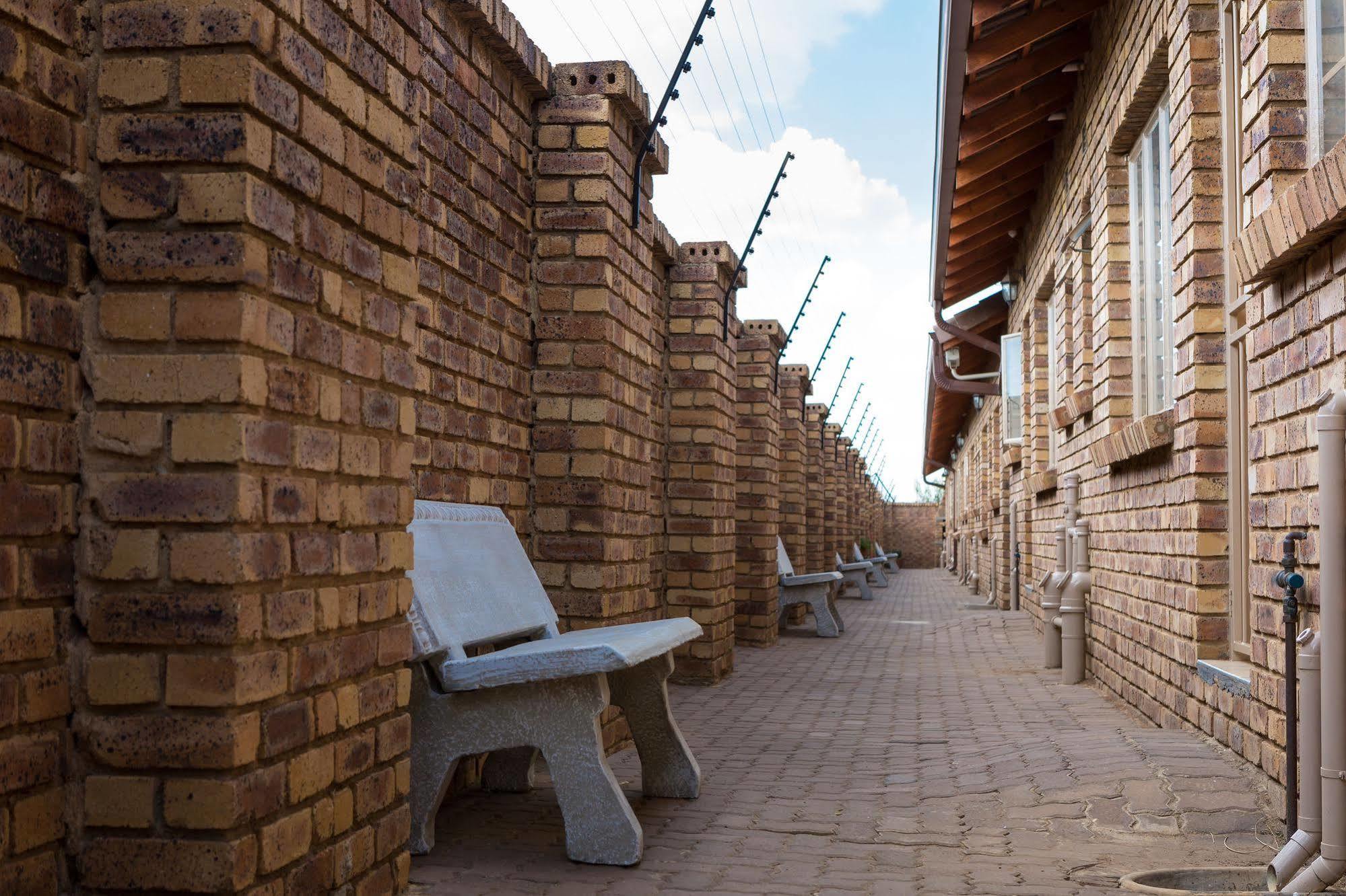 Rudman Townhouses - Or Tambo Airport ボックスバーグ エクステリア 写真