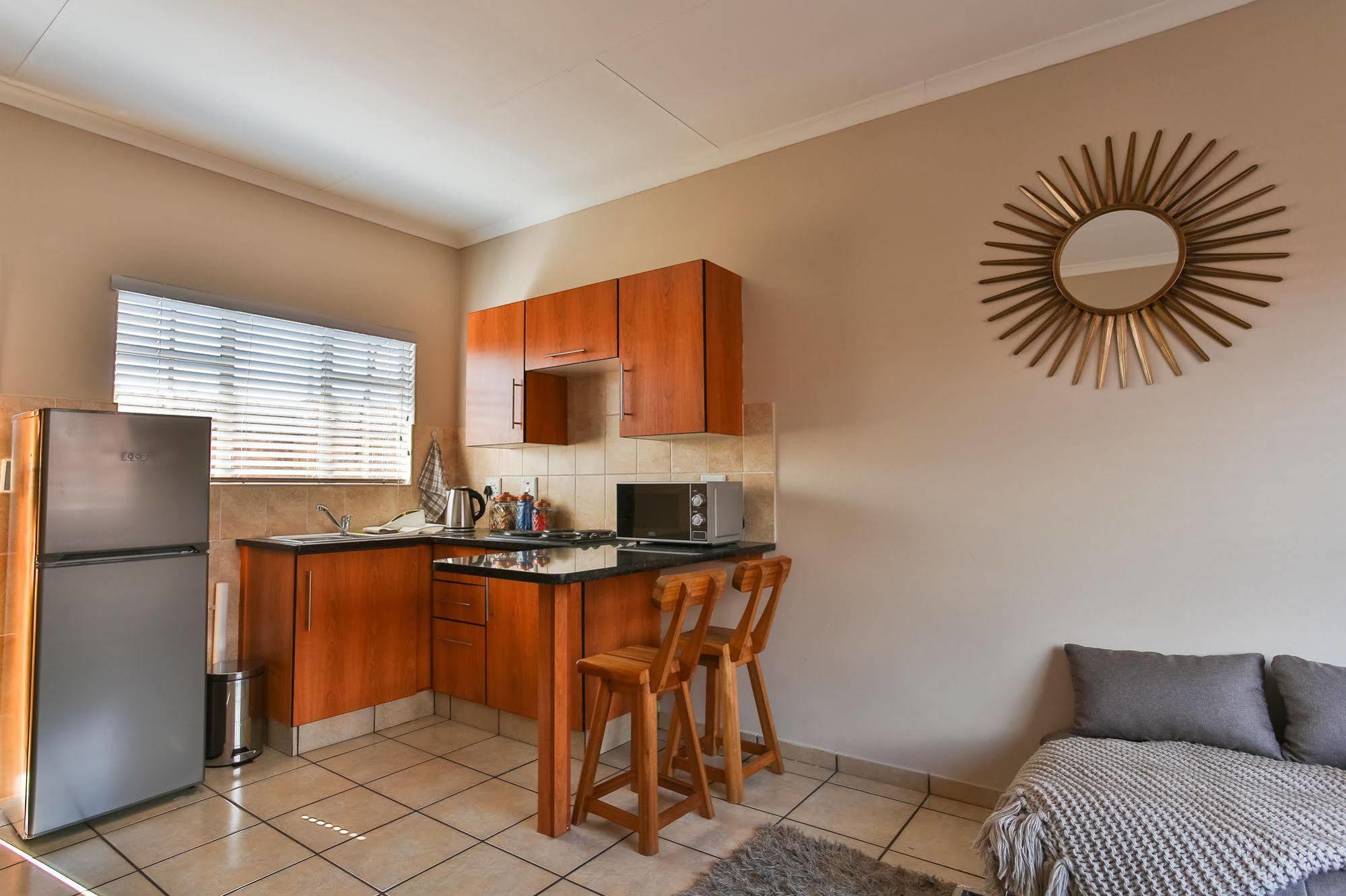 Rudman Townhouses - Or Tambo Airport ボックスバーグ エクステリア 写真