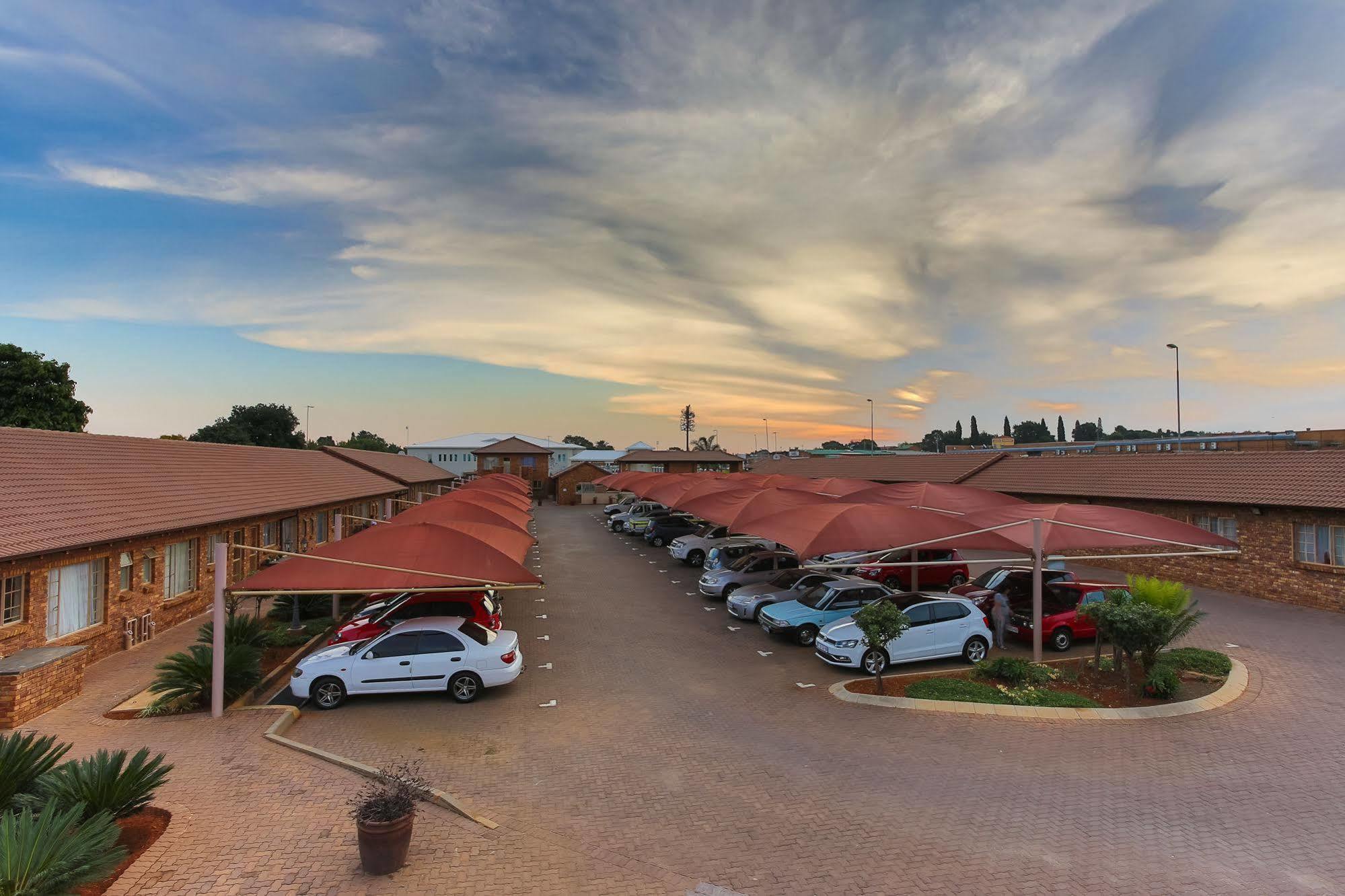 Rudman Townhouses - Or Tambo Airport ボックスバーグ エクステリア 写真