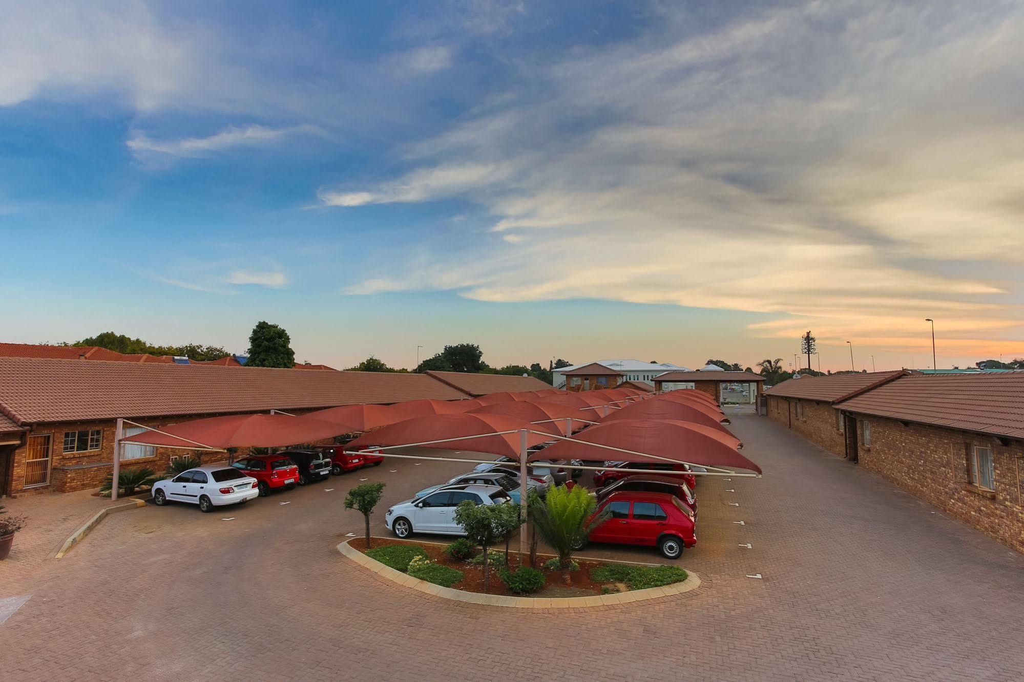 Rudman Townhouses - Or Tambo Airport ボックスバーグ エクステリア 写真