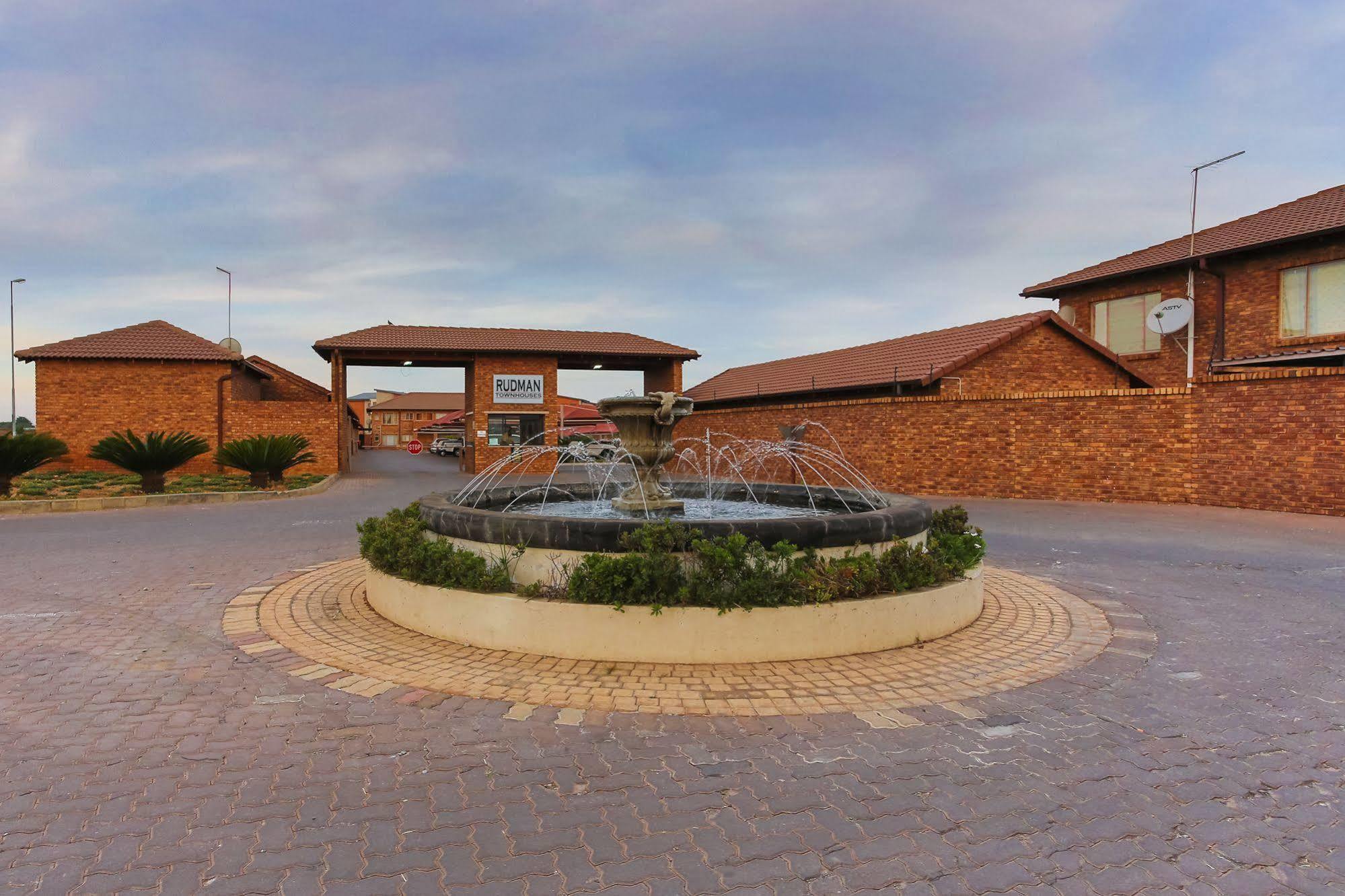 Rudman Townhouses - Or Tambo Airport ボックスバーグ エクステリア 写真